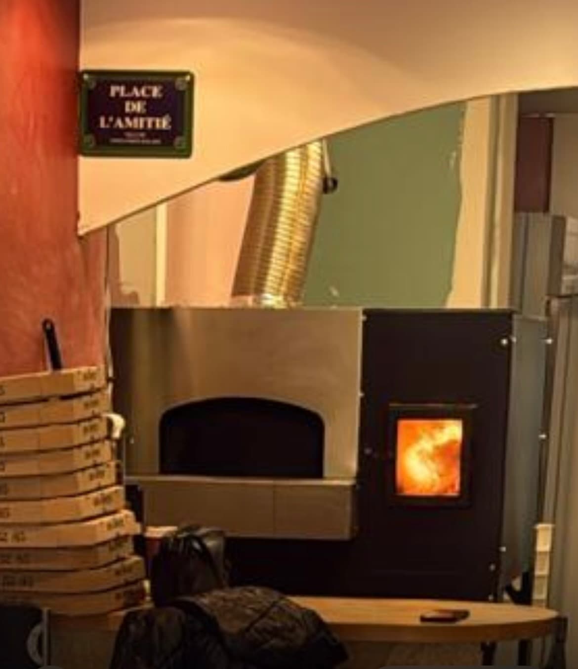 Le four à bois du Vieux Four, flammes de chêne en pleine chauffe