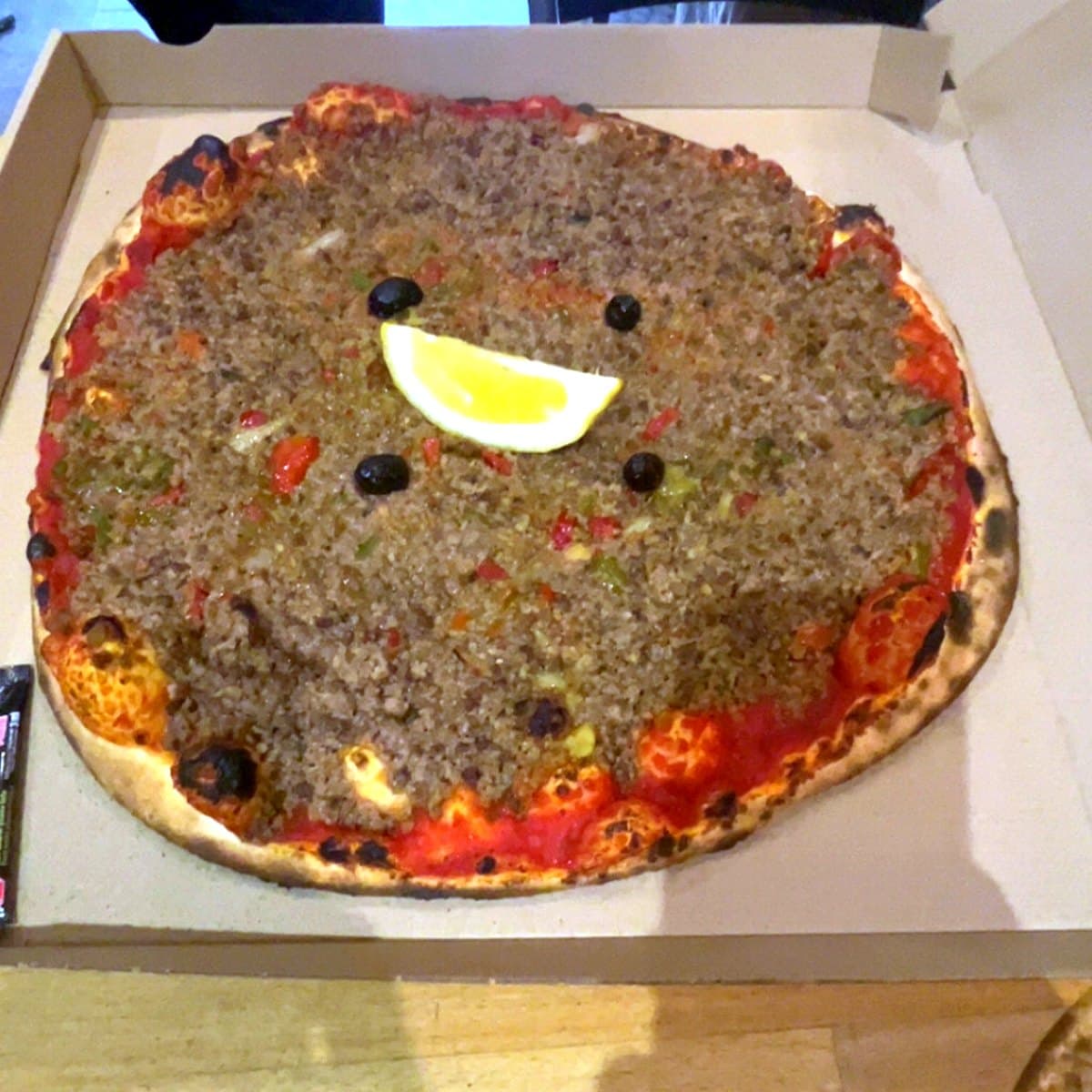 Pizza Arménienne au feu de bois — viande, poivrons, olives