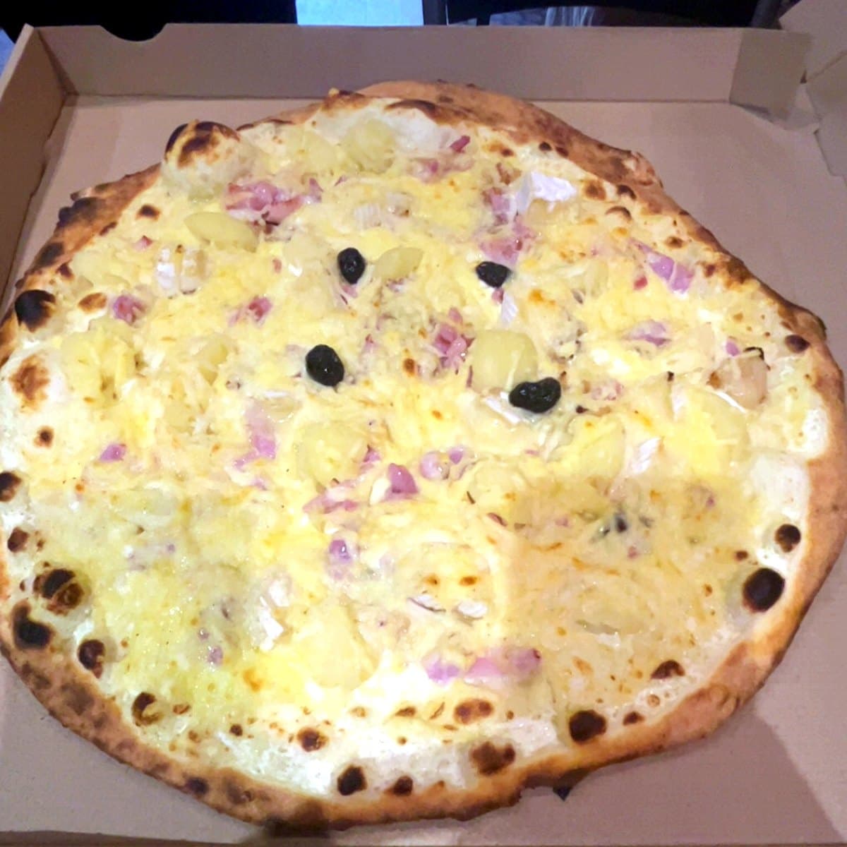 Pizza crème au feu de bois — pomme de terre, jambon, oignons